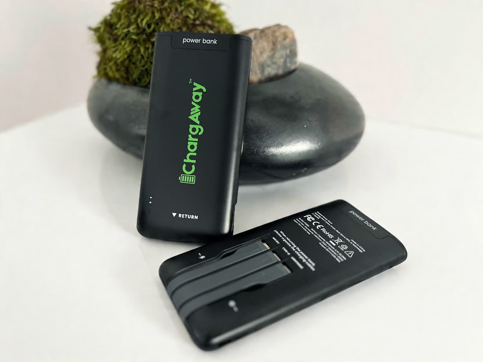 Chargaway Powerbanks — schlanke schwarze Powerbanks mit lime-grünem Logo